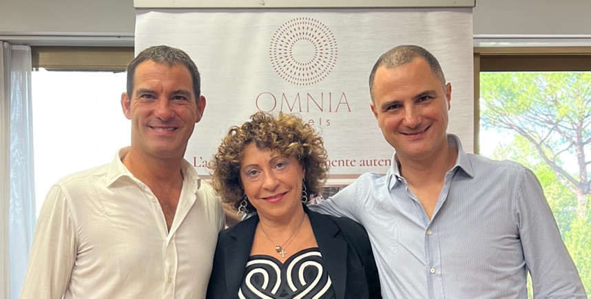 Francesco e Riccardo Lazzarini CEO e COO di OMNIA Hotels Daniela Baldelli DOSM